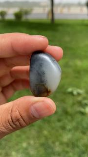 和田玉青花籽料挂件,黑白分明,白肉没有墨点,没有裂纹